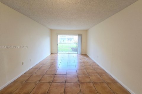 Condo in Lauderdale Lakes, Florida, 1 bedroom  № 1991381 - photo 2