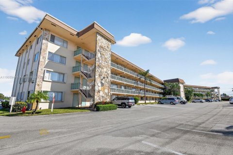 Copropriété à vendre à Palm Springs, Floride: 1 chambre, 70.98 m2 № 1957038 - photo 1