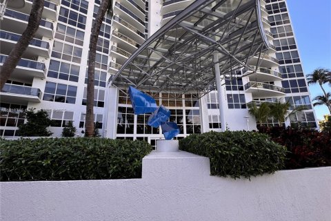 Condo in Miami Beach, Florida, 2 bedrooms  № 1776159 - photo 18