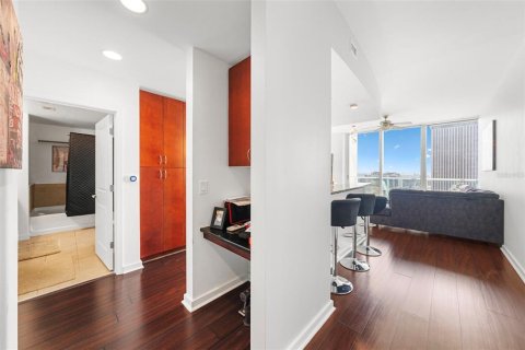 Condo in Tampa, Florida, 1 bedroom  № 1603100 - photo 5