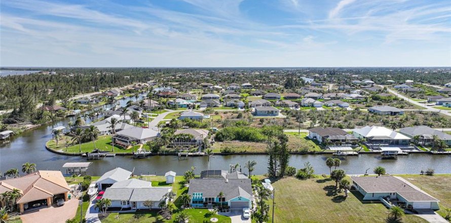 House in Port Charlotte, Florida 3 bedrooms, 156.08 sq.m. № 1529675