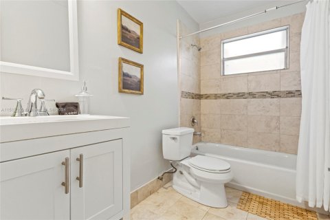 House in Cutler Bay, Florida 3 bedrooms, 109.9 sq.m. № 2035471 - photo 24