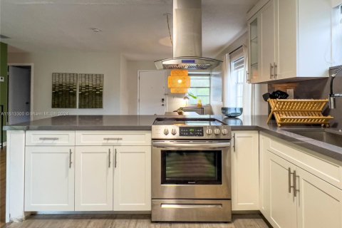 House in Cutler Bay, Florida 3 bedrooms, 109.9 sq.m. № 2035471 - photo 14