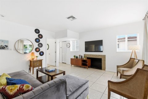 Casa en venta en North Miami, Florida, 4 dormitorios, 166.95 m2 № 2009820 - foto 5