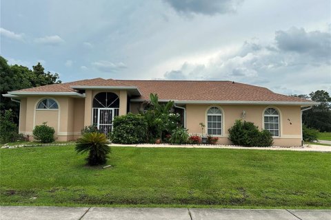 House in Port Charlotte, Florida 3 bedrooms, 197.51 sq.m. № 1851356 - photo 1