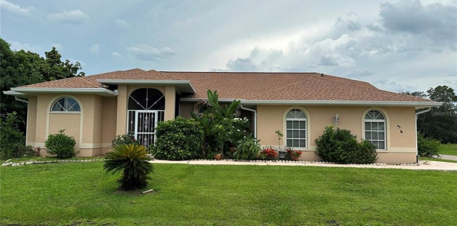 House in Port Charlotte, Florida 3 bedrooms, 197.51 sq.m. № 1851356
