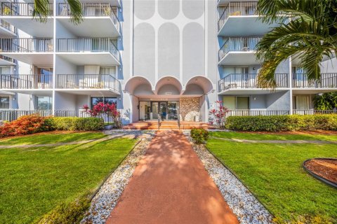 Купить кондоминиум в Норт-Майами, Флорида 56.86м2, № 2048738 - фото 20