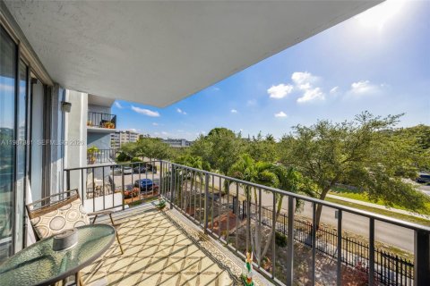 Купить кондоминиум в Норт-Майами, Флорида 56.86м2, № 2048738 - фото 16