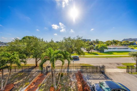 Купить кондоминиум в Норт-Майами, Флорида 56.86м2, № 2048738 - фото 17