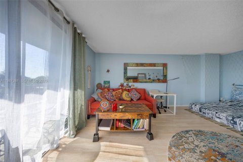 Купить кондоминиум в Норт-Майами, Флорида 56.86м2, № 2048738 - фото 9