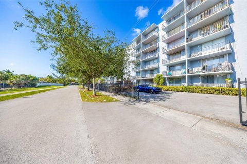 Купить кондоминиум в Норт-Майами, Флорида 56.86м2, № 2048738 - фото 21