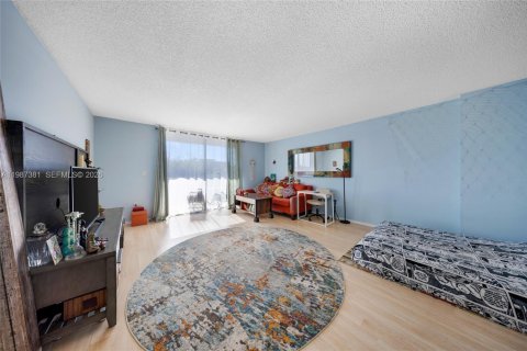 Студия в кондо в Норт-Майами, Флорида № 2048738