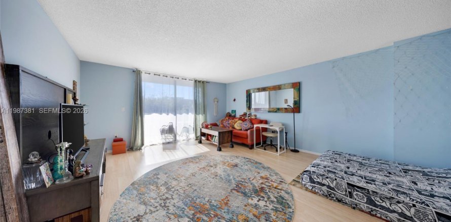 Студия в кондо в Норт-Майами, Флорида № 2048738