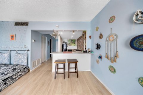 Купить кондоминиум в Норт-Майами, Флорида 56.86м2, № 2048738 - фото 12