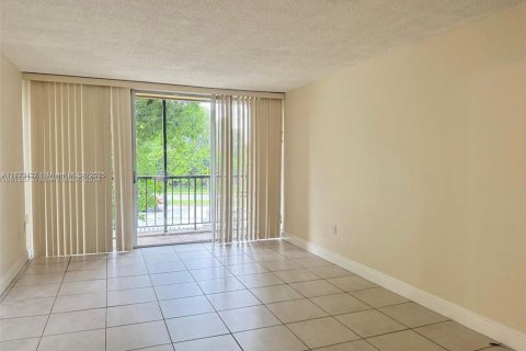 Condominio en alquiler en Miami, Florida, 2 dormitorios, 89.93 m2 № 1898092 - foto 3