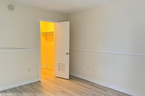 Condominio en alquiler en Miami, Florida, 2 dormitorios, 89.93 m2 № 1898092 - foto 10