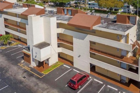 Condominio en alquiler en Miami, Florida, 2 dormitorios, 89.93 m2 № 1898092 - foto 2