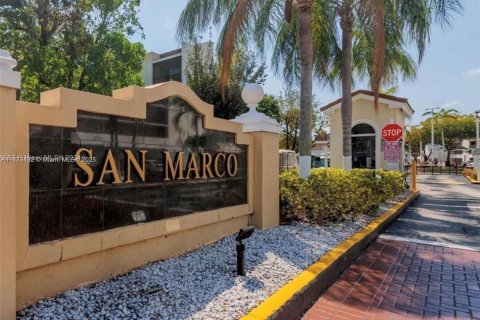 Condominio en alquiler en Miami, Florida, 2 dormitorios, 89.93 m2 № 1898092 - foto 1