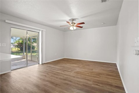 House in Deltona, Florida 3 bedrooms, 123.75 sq.m. № 2396339 - photo 10