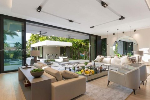 House in Miami Beach, Florida 6 bedrooms, 402.27 sq.m. № 1809109 - photo 16
