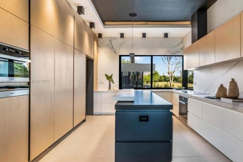 House in Miami Beach, Florida 6 bedrooms, 402.27 sq.m. № 1809109 - photo 10