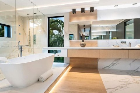 House in Miami Beach, Florida 6 bedrooms, 402.27 sq.m. № 1809109 - photo 7