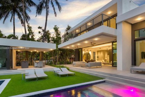 House in Miami Beach, Florida 6 bedrooms, 402.27 sq.m. № 1809109 - photo 1
