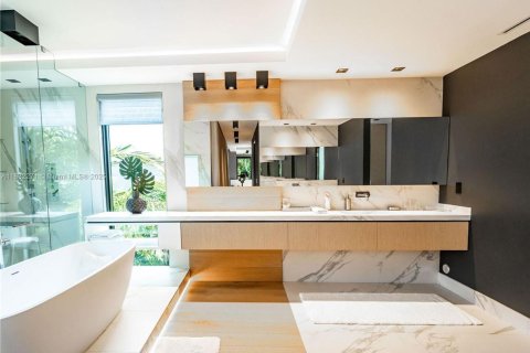 House in Miami Beach, Florida 6 bedrooms, 402.27 sq.m. № 1809109 - photo 8