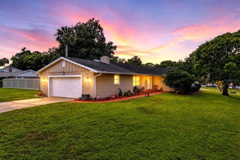 House in Ormond Beach, Florida 4 bedrooms, 205.69 sq.m. № 2279818