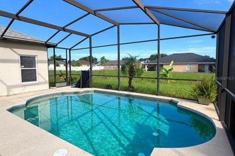 House in Poinciana, Florida 3 bedrooms, 172.33 sq.m. № 2402726 - photo 2