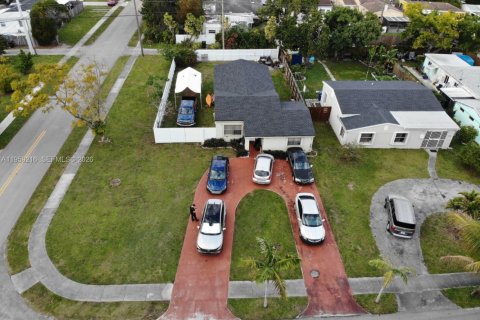 House in North Miami Beach, Florida 3 bedrooms, 122.45 sq.m. № 2022170 - photo 1