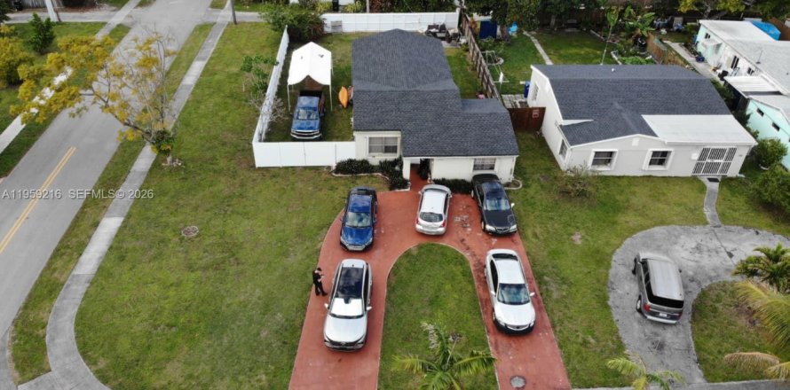 House in North Miami Beach, Florida 3 bedrooms, 122.45 sq.m. № 2022170