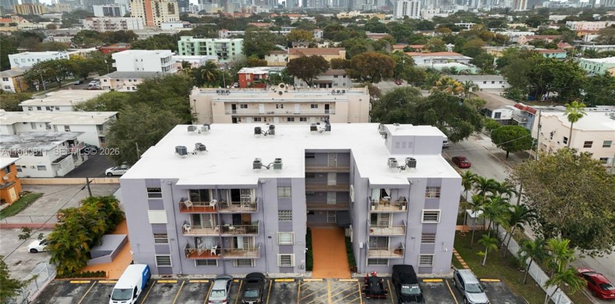 Condominio en Miami, Florida, 2 dormitorios  № 2025239