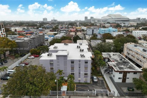 Condominio en alquiler en Miami, Florida, 2 dormitorios, 64.75 m2 № 2025239 - foto 3