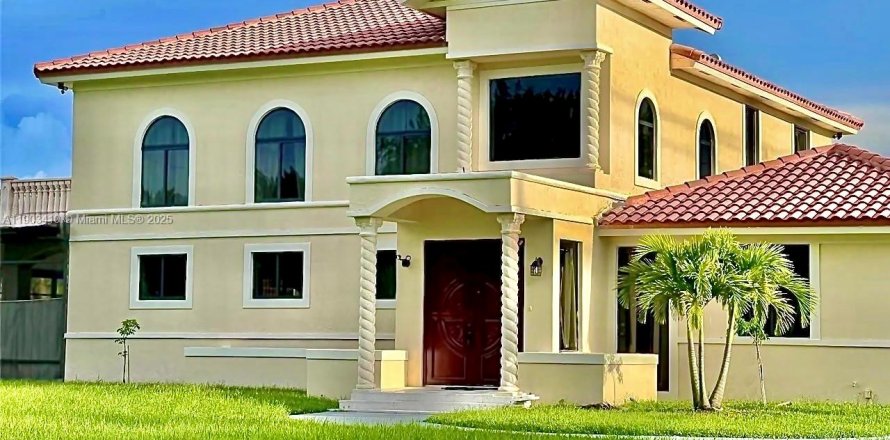 Дом в Мирамар, Флорида 7 спален, 323.39м2 № 2013393