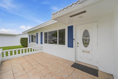 House in Boynton Beach, Florida 2 bedrooms, 119.66 sq.m. № 2251482 - photo 3