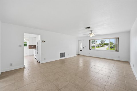 House in Boynton Beach, Florida 2 bedrooms, 119.66 sq.m. № 2251482 - photo 6