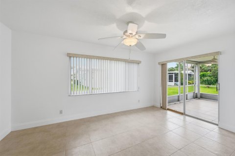 House in Boynton Beach, Florida 2 bedrooms, 119.66 sq.m. № 2251482 - photo 7