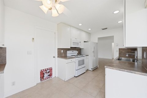 House in Boynton Beach, Florida 2 bedrooms, 119.66 sq.m. № 2251482 - photo 12