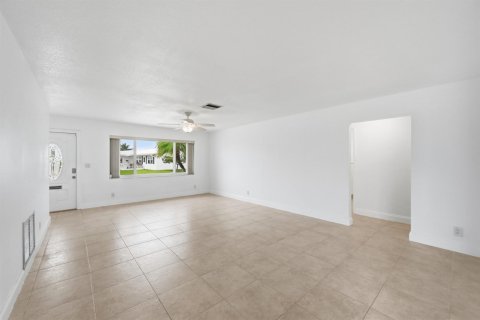 House in Boynton Beach, Florida 2 bedrooms, 119.66 sq.m. № 2251482 - photo 5