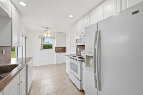 House in Boynton Beach, Florida 2 bedrooms, 119.66 sq.m. № 2251482 - photo 11