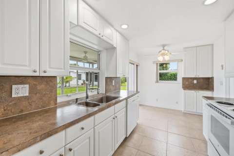 House in Boynton Beach, Florida 2 bedrooms, 119.66 sq.m. № 2251482 - photo 10