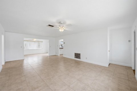 House in Boynton Beach, Florida 2 bedrooms, 119.66 sq.m. № 2251482 - photo 9