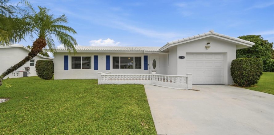 House in Boynton Beach, Florida 2 bedrooms, 119.66 sq.m. № 2251482