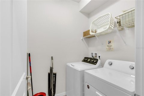 Casa en venta en Davenport, Florida, 6 dormitorios, 288.74 m2 № 2387440 - foto 24