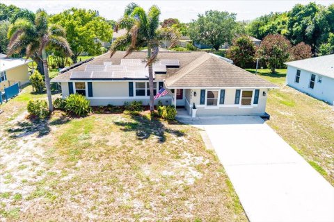 House in Port St. Lucie, Florida 4 bedrooms, 177.91 sq.m. № 2083511 - photo 2