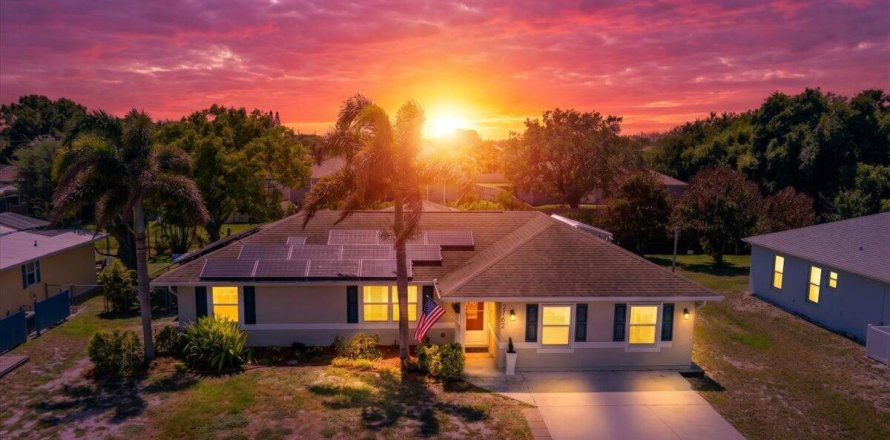House in Port St. Lucie, Florida 4 bedrooms, 177.91 sq.m. № 2083511