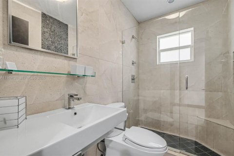 Villa ou maison à vendre à Miami, Floride: 4 chambres, 206.8 m2 № 2004921 - photo 13