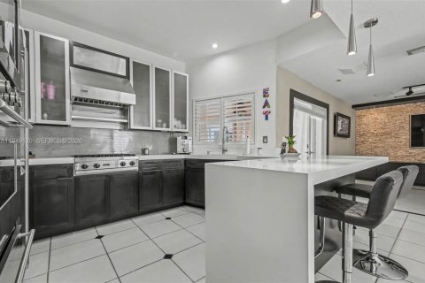 Villa ou maison à vendre à Miami, Floride: 4 chambres, 206.8 m2 № 2004921 - photo 6
