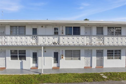 Condominio en venta en Miami Gardens, Florida, 1 dormitorio, 66.05 m2 № 2031440 - foto 2
